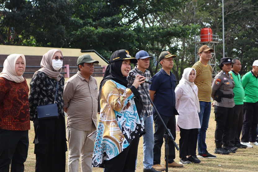 Walikota Bandar Lampung Eva Dwiana memberikan arahan saat pimpin apel HLHS 2025, Senin (9/06/2025) di Lapangan pemkot setempat. foto Ist